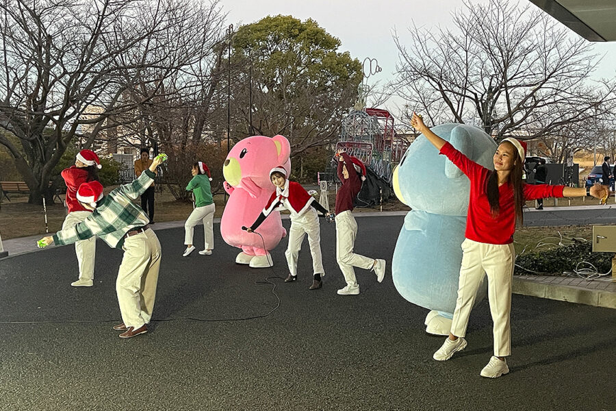 桜十字ハッピーキャラバン隊によるオープニングダンス