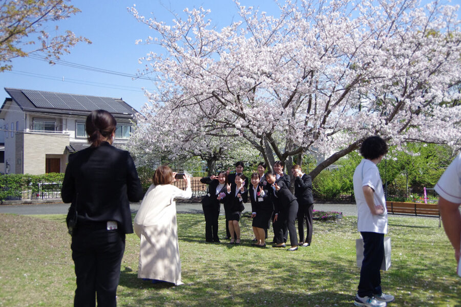 桜の下で記念撮影